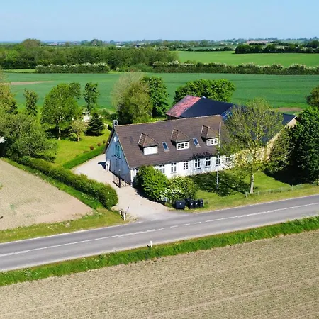 Nedlagt Gard I Naturen Med Ro Og Fred Og Samtidig Taet Pa Og Fiskeri Og Indkobsmuligheder