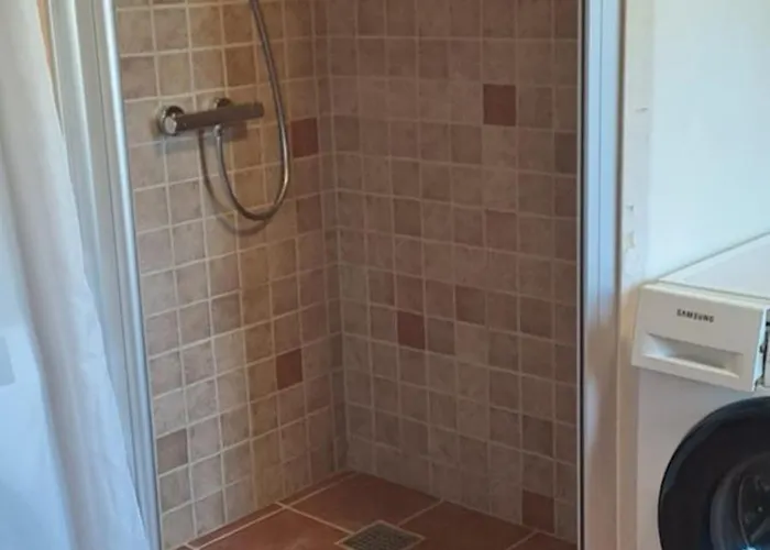 Nedlagt Gard I Naturen Med Ro Og Fred Og Samtidig Taet Pa Og Fiskeri Og Indkobsmuligheder Habitación en casa particular *