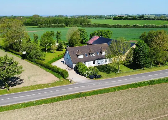 Nedlagt Gard I Naturen Med Ro Og Fred Og Samtidig Taet Pa Og Fiskeri Og Indkobsmuligheder