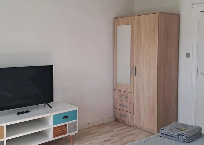 Nedlagt Gard I Naturen Med Ro Og Fred Og Samtidig Taet Pa Og Fiskeri Og Indkobsmuligheder Habitación en casa particular