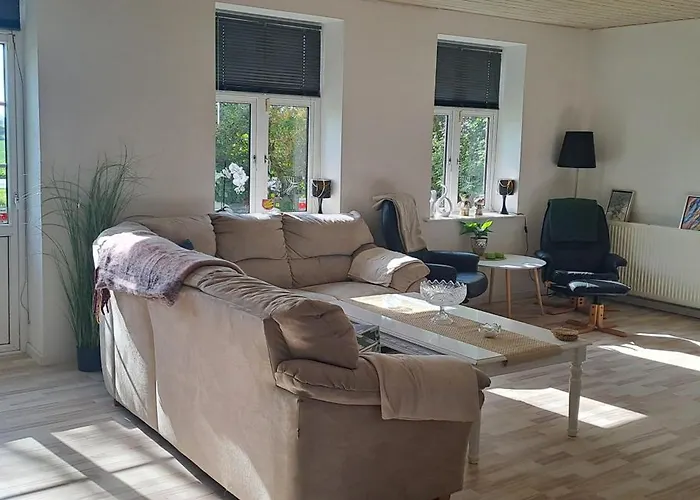 Nedlagt Gard I Naturen Med Ro Og Fred Og Samtidig Taet Pa Og Fiskeri Og Indkobsmuligheder