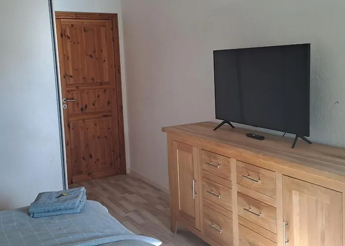 Nedlagt Gard I Naturen Med Ro Og Fred Og Samtidig Taet Pa Og Fiskeri Og Indkobsmuligheder Habitación en casa particular Nordborg